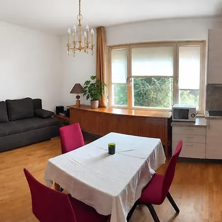 Apartamento Schoene Mit Garten, Gute Lage, Tram Bus